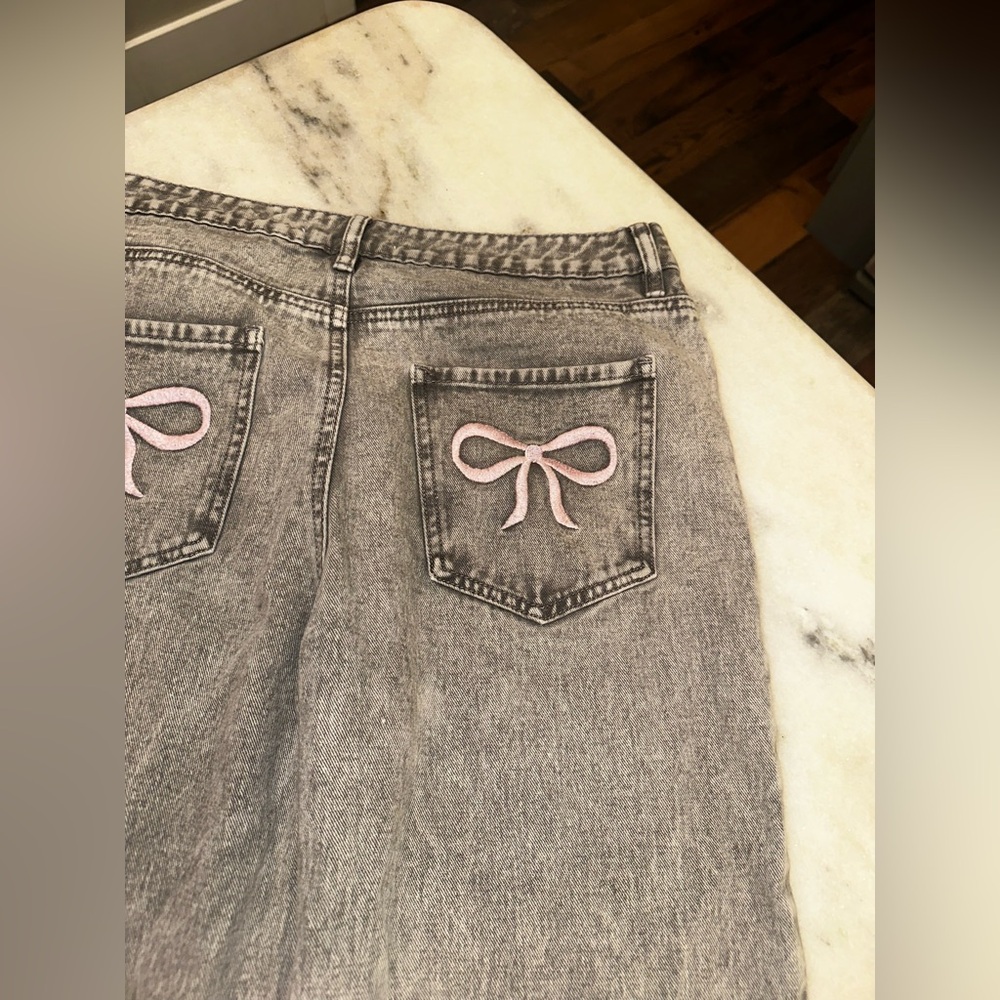 EUC Ashley Mason Size 27 or 5 Gray Jeans with Pink Bow Accents Ankle Crop‎ Pant - Picture 8 of 14